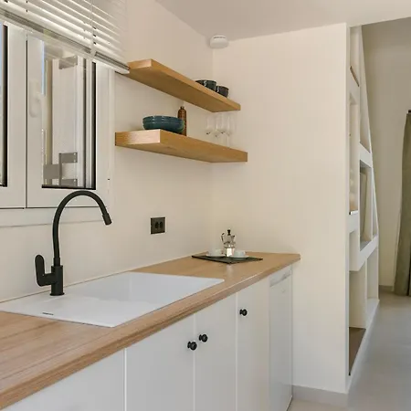 Rodi Studios 2* Karavados